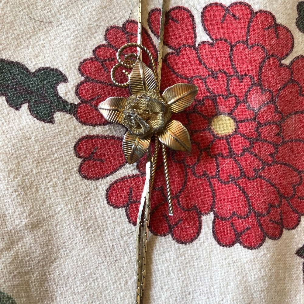 Vintage bolo flower tie necklace.